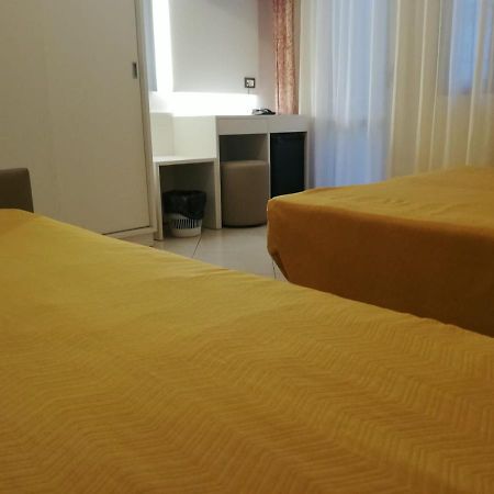 Hotel Metropol Сотомарина Екстериор снимка