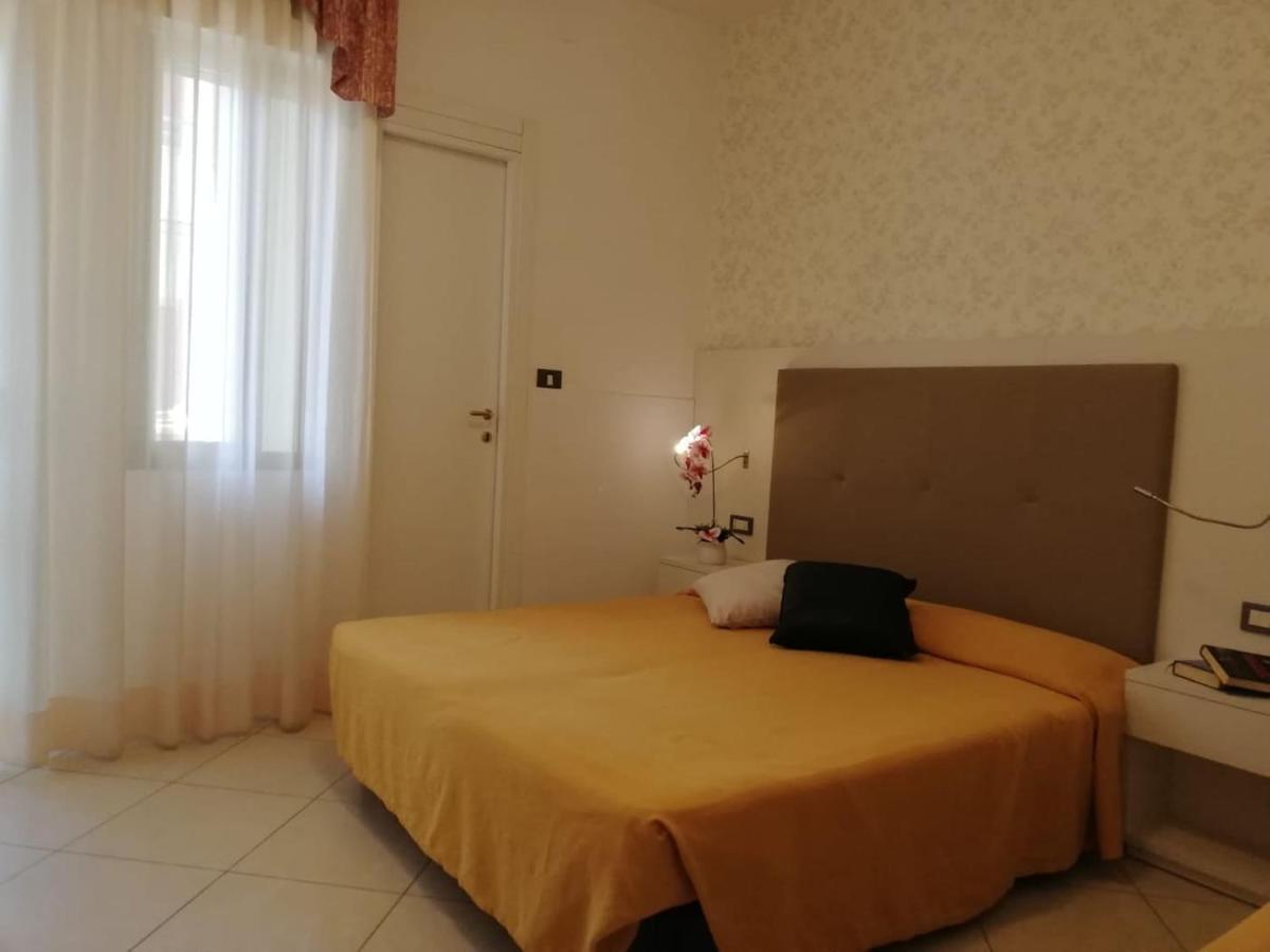 Hotel Metropol Сотомарина Екстериор снимка