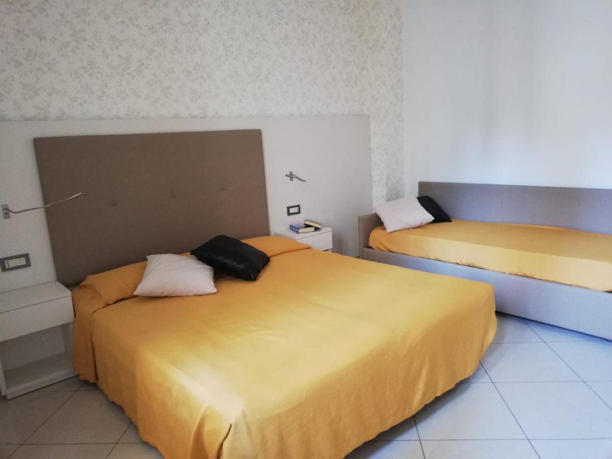 Hotel Metropol Сотомарина Екстериор снимка