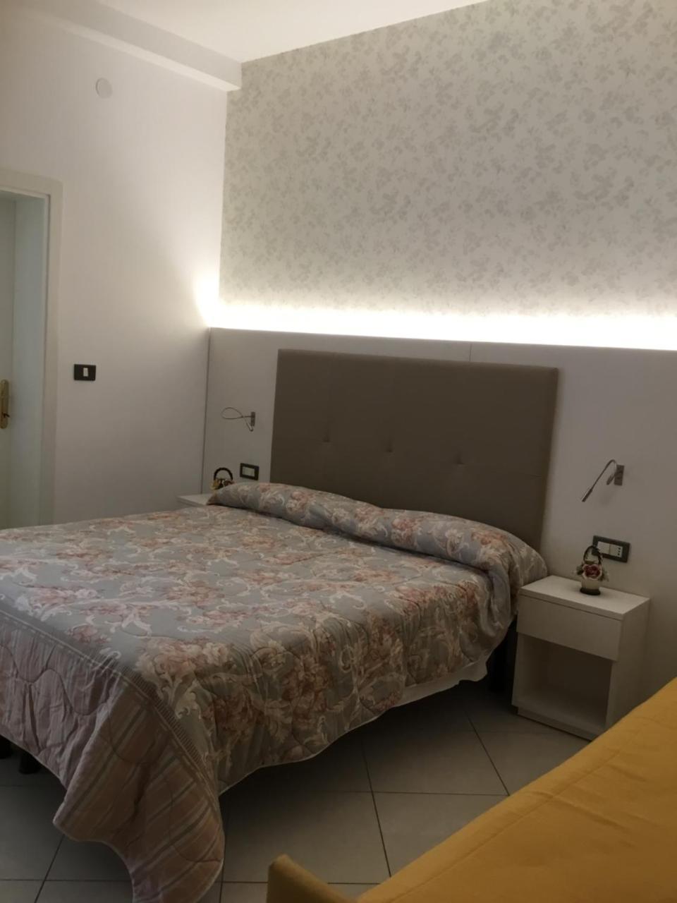 Hotel Metropol Сотомарина Екстериор снимка