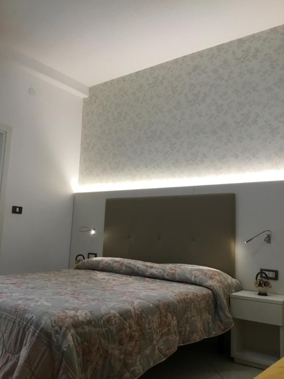 Hotel Metropol Сотомарина Екстериор снимка