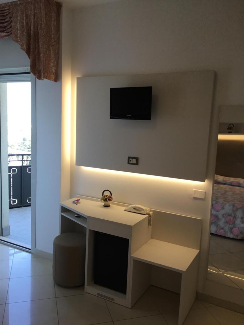 Hotel Metropol Сотомарина Екстериор снимка