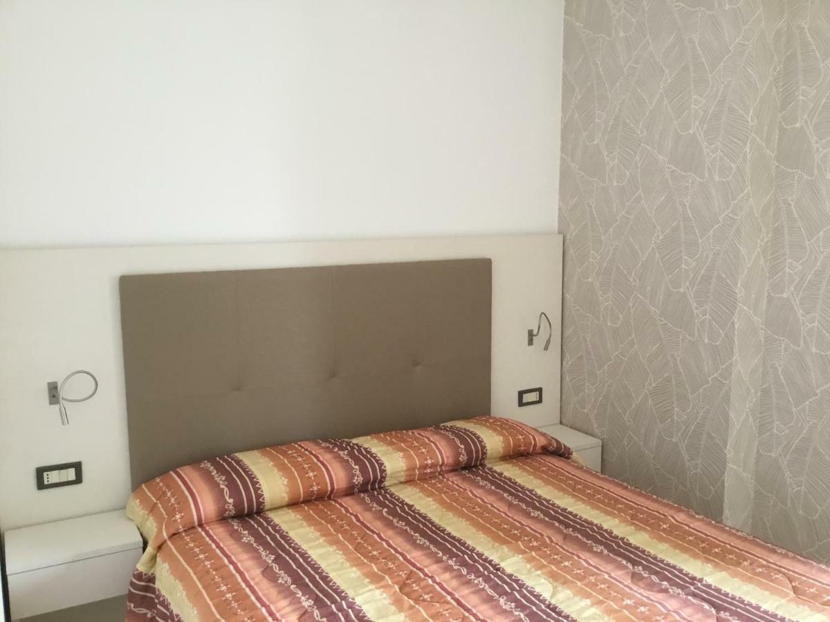 Hotel Metropol Сотомарина Екстериор снимка