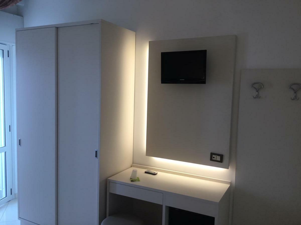 Hotel Metropol Сотомарина Екстериор снимка